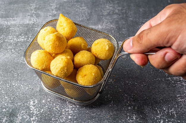 traditionelle gebratene Coxinha über dem Tisch, auch einige Käsebällchen