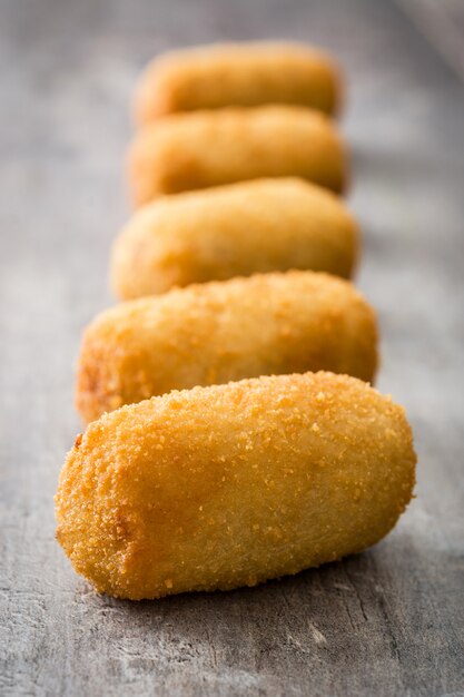 Foto traditionelle gebratene spanische kroketten