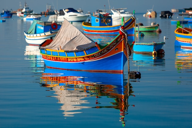 Traditionelle gemusterte bunte Boote Luzzu im Hafen des mediterranen Fischerdorfes Marsaxlokk, Malta