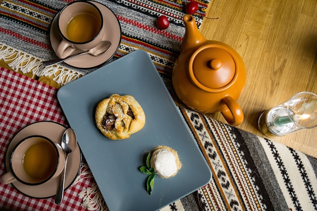 Traditionelle georgianische Süßigkeiten und Desserts mit Haselnüssen, Walnüssen, Traubensaft, Honig, Schokolade. Baklava, Nakhini, Churchkhela. Frisches Obst und kandierte Früchte. Traditioneller türkischer Kaffee.