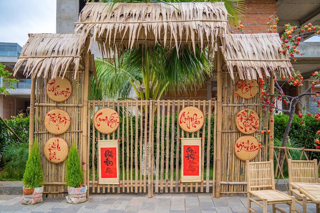 Traditionelle Geschenke und Dekorationen mit roten Laternen im Resort für Touristen, die während des Tet-Feiertags fotografieren Dekorationsartikel für das neue Mondjahr