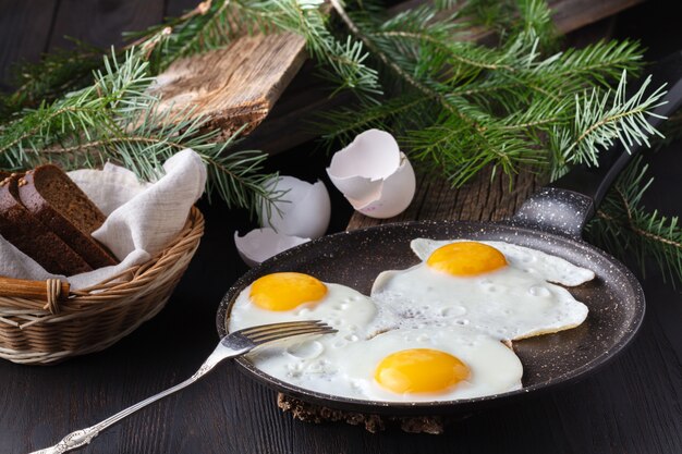 Traditionelle gesunde, einfache, schnelle Frühstücksmahlzeit aus zwei Spiegeleiern, die auf einer Pfanne serviert werden