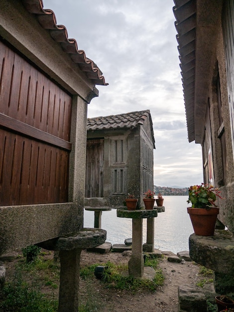 Traditionelle Getreidespeicher oder Horreos am Meer im Dorf Combarro Spanien