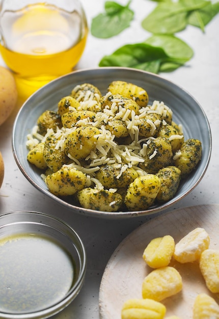 Traditionelle Gnocchi mit Pestosauce in grauer Schüssel