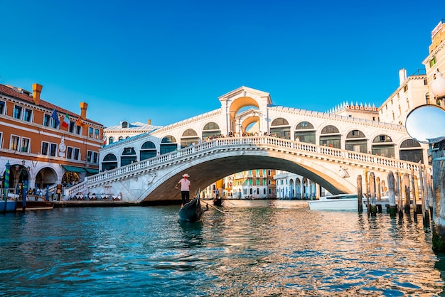 Traditionelle Gondel in der Nähe des weltberühmten Canal Grande und der Rialtobrücke