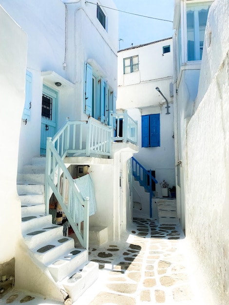 Traditionelle griechische Architektur Treppen, weiß getünchte Wände und blaue Türen im Dorf Mykonos
