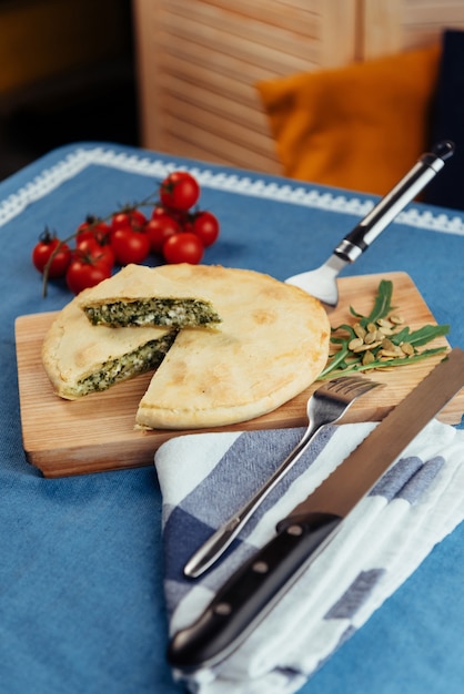 Traditionelle griechische Spinatpastete mit Blätterteig