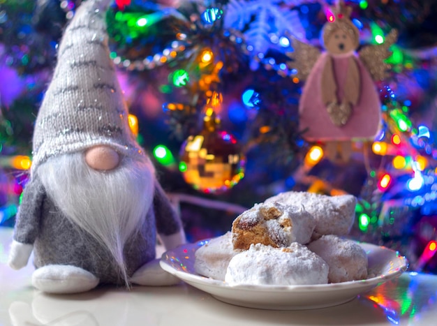 Traditionelle griechische Weihnachtsplätzchen Kurabye mit Mandeln und Puderzucker und Weihnachtszwerg