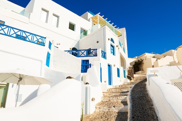 Traditionelle griechische weiße architektur gegen den blauen himmel auf der insel santorini, griechenland.