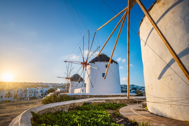 Traditionelle griechische Windmühlen auf der Insel Mykonos bei Sonnenaufgang, Kykladen, Griechenland