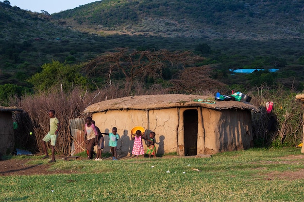 Traditionelle Häuser des Massai-Dorfes und der Menschen. Masai Mara, Kenia