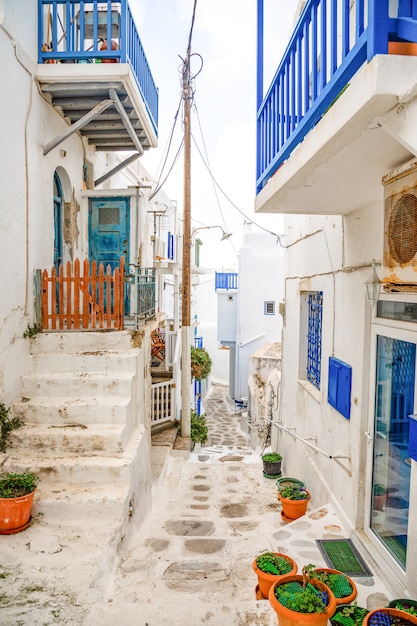 Traditionelle Häuser mit blauen Türen und Fenstern in den schmalen Straßen des griechischen Dorfs in Mykonos, Griechenland