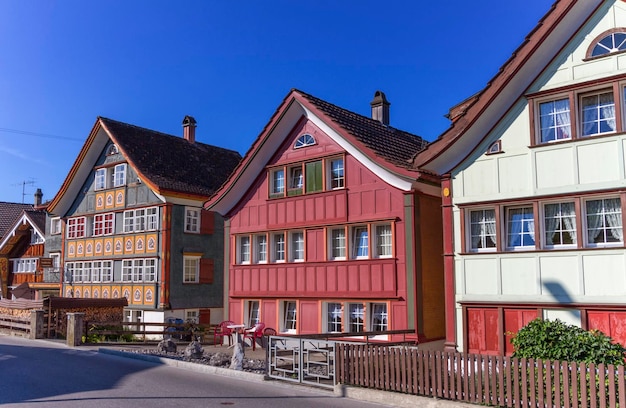 Foto traditionelle häuser von appenzell an einem schönen tag in der schweiz