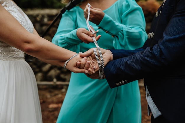 Traditionelle Handfasting-Zeremonie während der Hochzeit