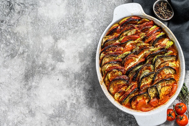 Traditionelle hausgemachte Gemüse Ratatouille in Gericht gebacken. Grauer Hintergrund.