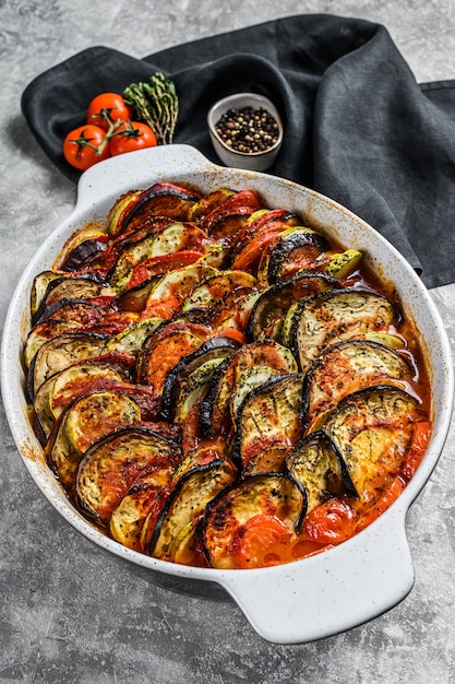 Traditionelle hausgemachte Gemüse Ratatouille in Gericht gebacken.