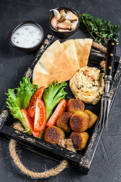 Traditionelle hausgemachte Hummus Kichererbsen, Falafel, Fladenbrot und frisches Gemüse.