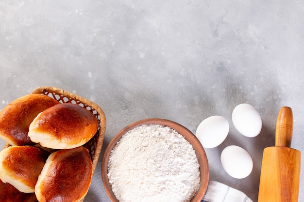 Traditionelle hausgemachte Kuchen mit Füllung. Kuchen mit Kohl. Russische Piroshki (Pastetchen). Platz für Text. Speicherplatz kopieren.