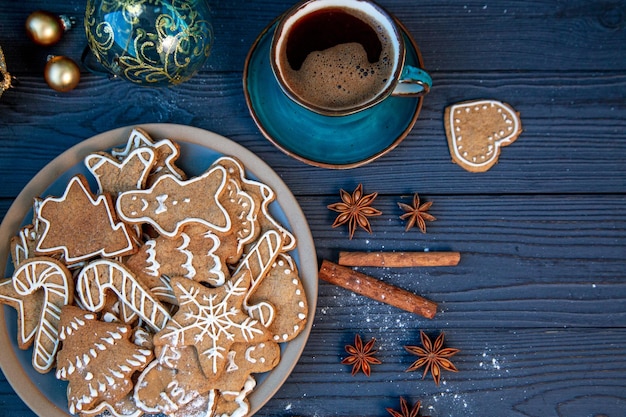Traditionelle hausgemachte Lebkuchen und eine Tasse Kaffee unter dem Weihnachtsdekor Weihnachtsstimmung Urlaubsatmosphäre