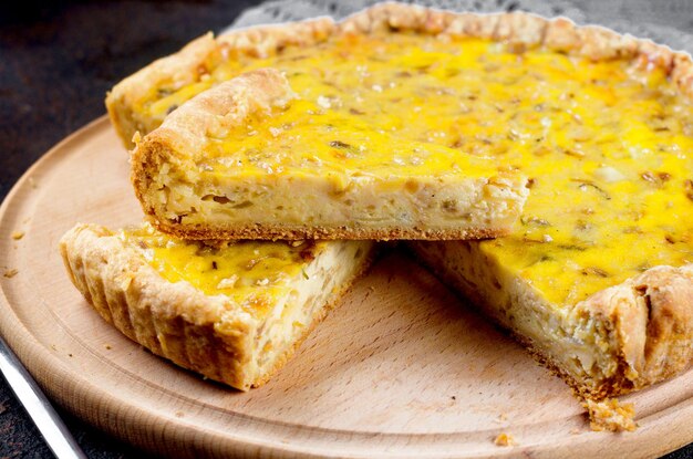 Traditionelle hausgemachte Zwiebeltorte oder Quiche