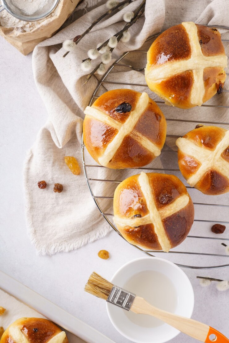 Traditionelle heiße Brötchen und Zutaten für Ostern.