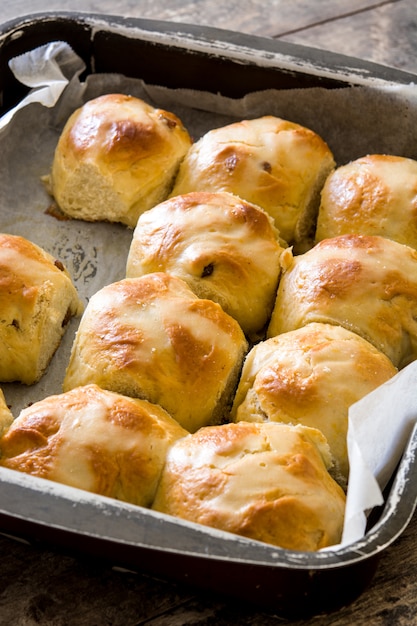 Traditionelle heiße Querbrötchen Ostern auf einem Behälter