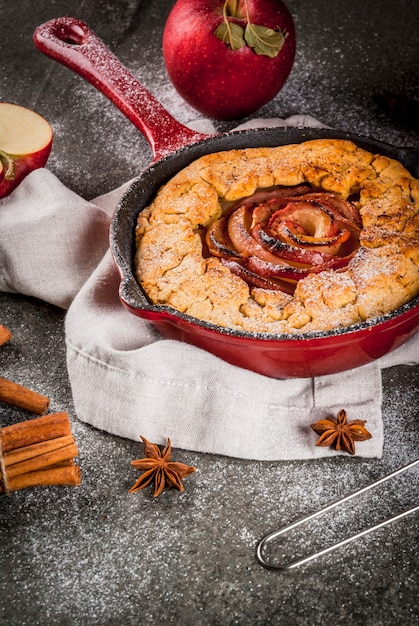 Traditionelle Herbst Backrezepte für Thanksgiving Hausgemachte Vollkorn-Apfel-Galette-Torte mit Bio-Äpfeln und Zimt In Eisenguss Pfanne schwarzen Steintisch