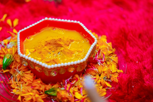 Traditionelle Hochzeitszeremonie im Hinduismus Kurkuma im Teller für die Haldi-Zeremonie