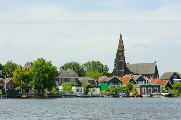 Traditionelle holländische Häuser in der Nähe des Kanals am Sommertag. Niederlande