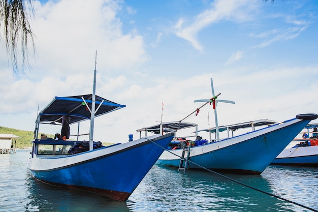 Traditionelle Holzboote, die auf dem ruhigen Wasser im Sommerhintergrund auf der Insel Karimun Jawa schwimmen?