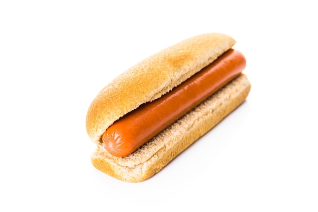 Traditionelle Hotdogs auf einem weißen Hotdog-Brötchen auf weißem Hintergrund.