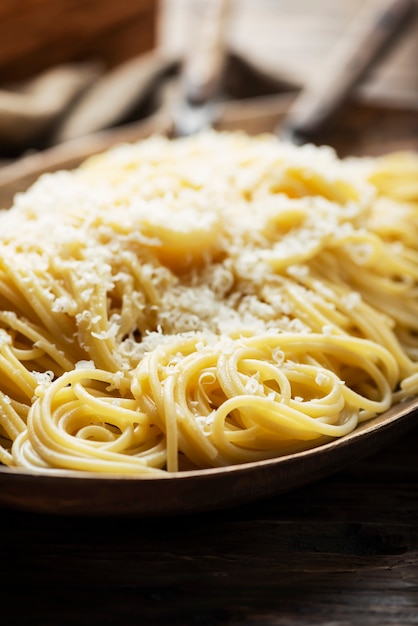 Traditionelle iatlianische Spaghetti mit Käse