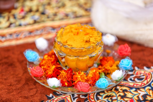 Traditionelle indische Hochzeit: Kurkumapulver in der Schüssel für die Haldi-Zeremonie