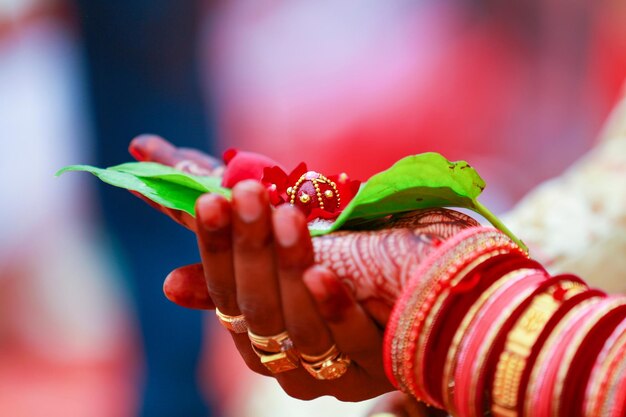 Foto traditionelle indische hochzeitszeremonie bräutigam und braut