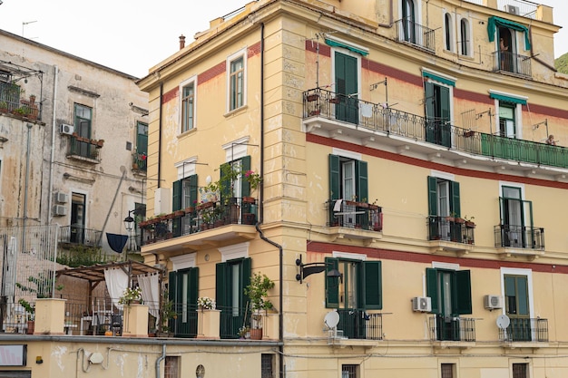 Traditionelle italienische Balkone in Häusern im Süden