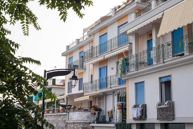 Traditionelle italienische Balkone in Häusern im Süden