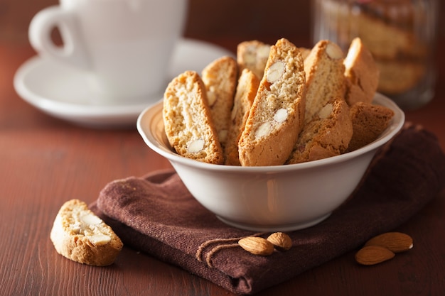 Traditionelle italienische Cantuccini-Kekse und Kaffee