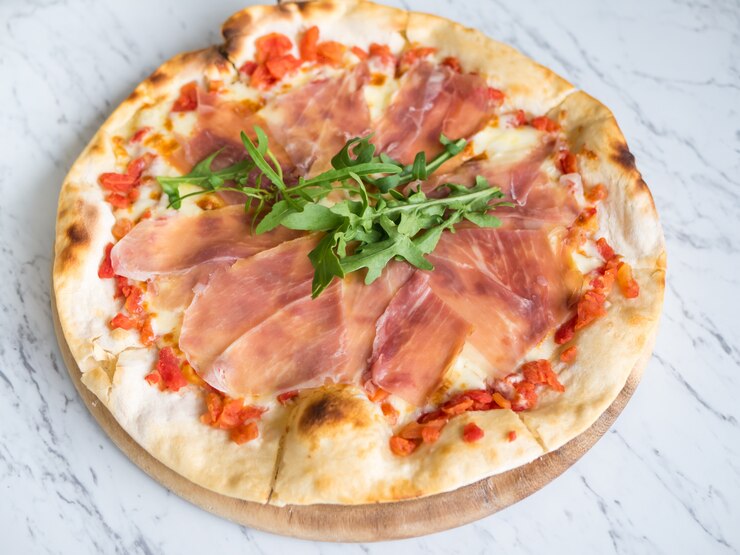 Traditionelle italienische frische Prosciuttoparmaschinkenpizza.