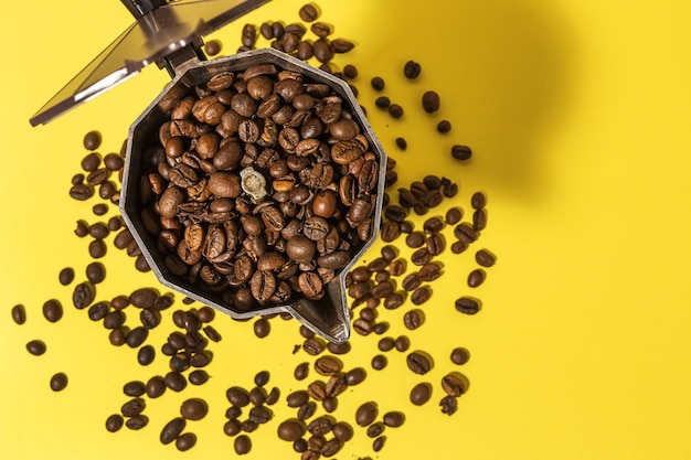 Traditionelle italienische Kaffeemaschine mit kontrastreichem Licht auf farbigem Hintergrund