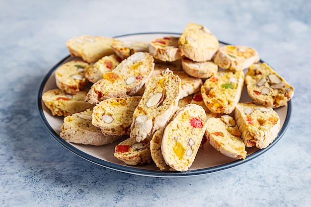 Traditionelle italienische kekse biscotti mit mandeln und trockenfrüchten