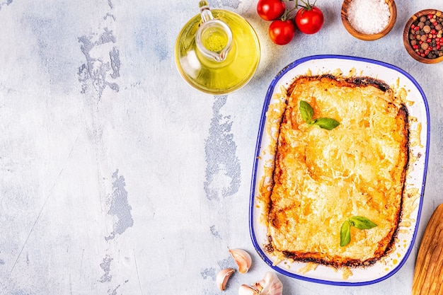 Traditionelle italienische Lasagne mit Gemüse, Hackfleisch und Käse, Draufsicht, Kopierraum.