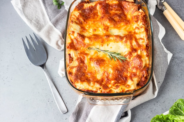 Traditionelle italienische Lasagne mit Hackfleisch, Tomate und Käse