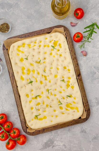 Traditionelle italienische No Baked Focaccia mit Rosmarin, Knoblauch, Meersalz und Olivenöl