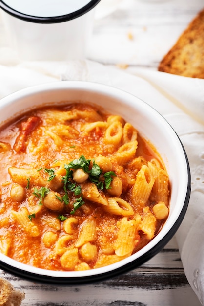 Traditionelle italienische Pasta e ceci