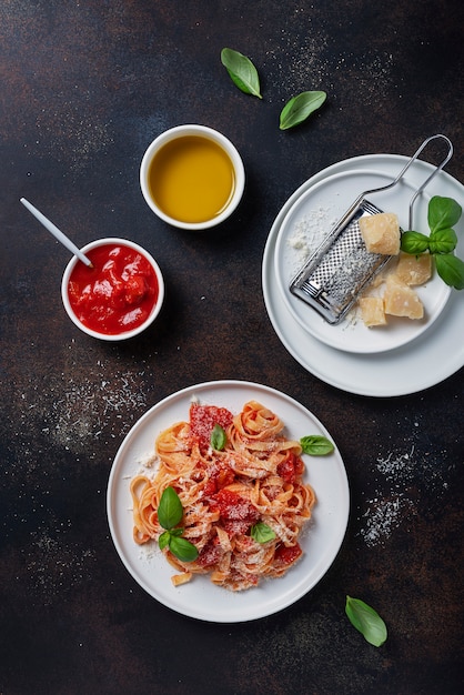 Traditionelle italienische Pasta mit Tomaten, Basilikum und Parmesan