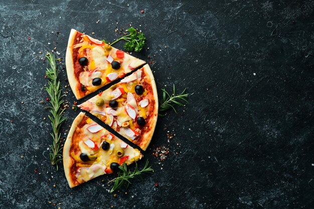 Traditionelle italienische Pizza mit Krabbenstäbchen und Oliven Draufsicht freier Platz für Ihren Text Rustikaler Stil