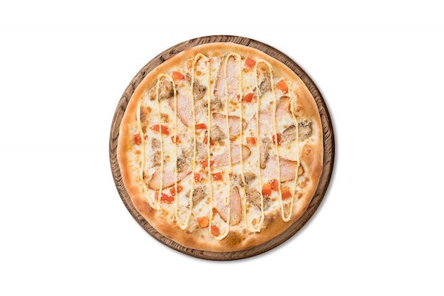 Traditionelle italienische Pizza mit Speck, Tomaten und Käsesoße auf dem hölzernen Brett lokalisiert