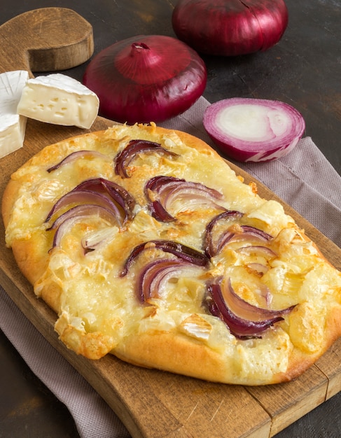 Traditionelle italienische Pizza mit Zwiebeln und Basilikum.