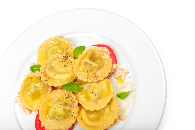 Traditionelle italienische Ravioli auf weißem Hintergrund