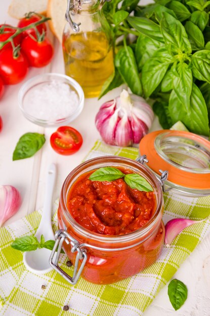 Traditionelle italienische Tomatensauce mit Kräutern und Knoblauch im Glas